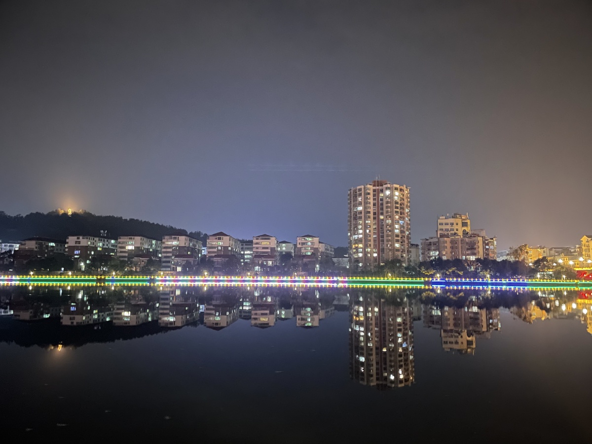 小县城的沿河江景房风光.