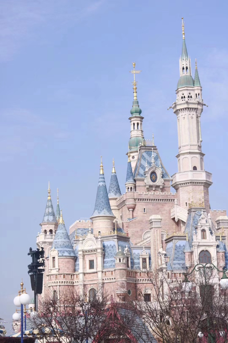 迪士尼城堡图片,可用作聊天背景图,朋友发烟火表情时,可看一场迪士尼