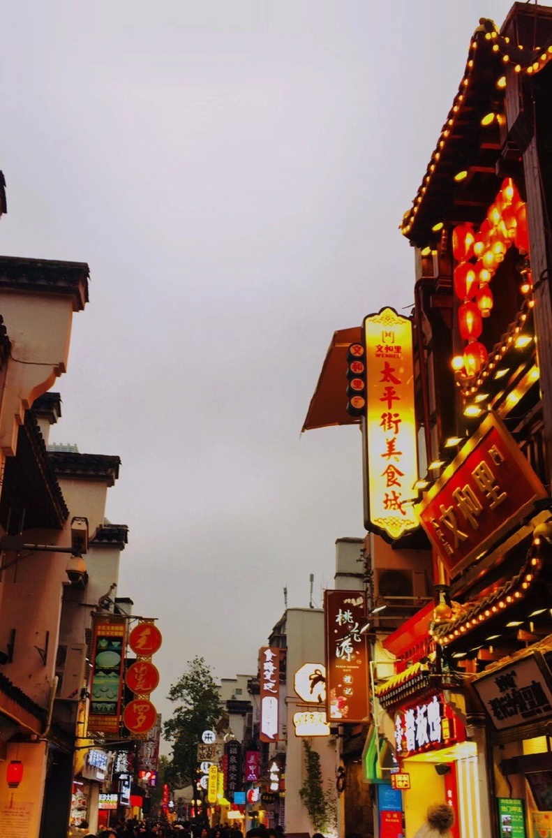 长沙:人来人往的街道,给繁华的都市添上了热闹的气息