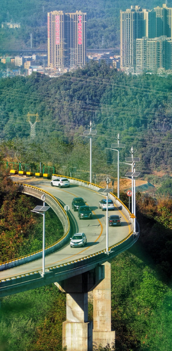 深圳三洲田水库的盘山路,开车绕弯很刺激很过瘾