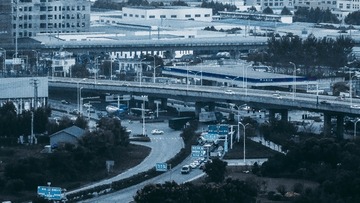 497824
