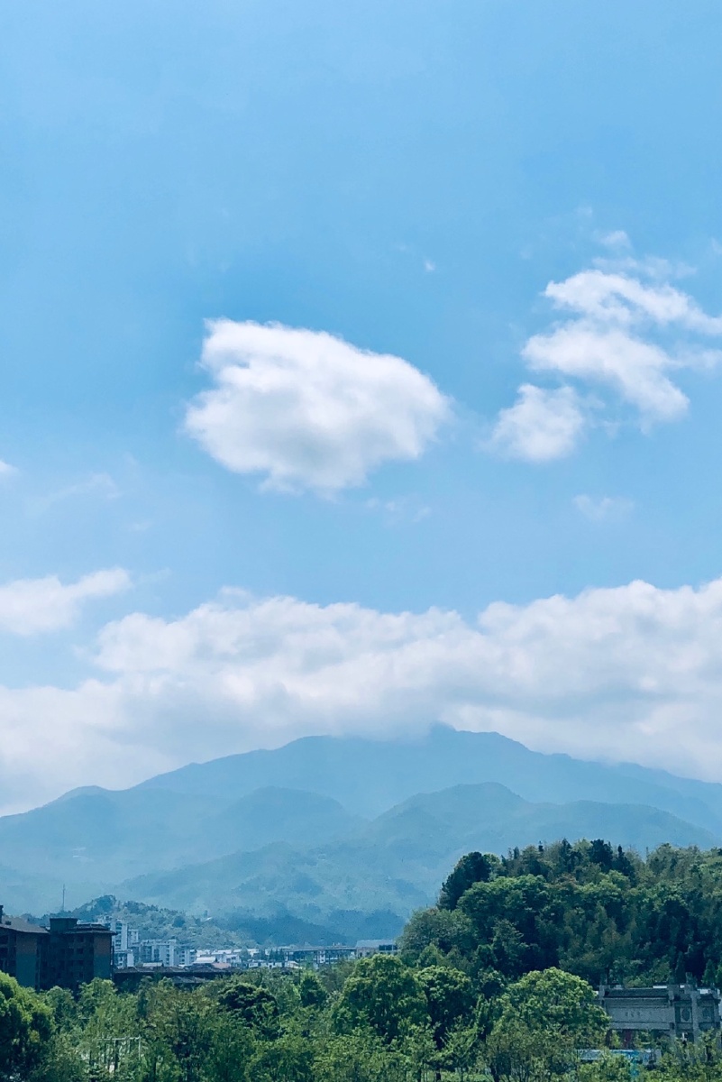 山中天气晴朗,如心情般畅快!