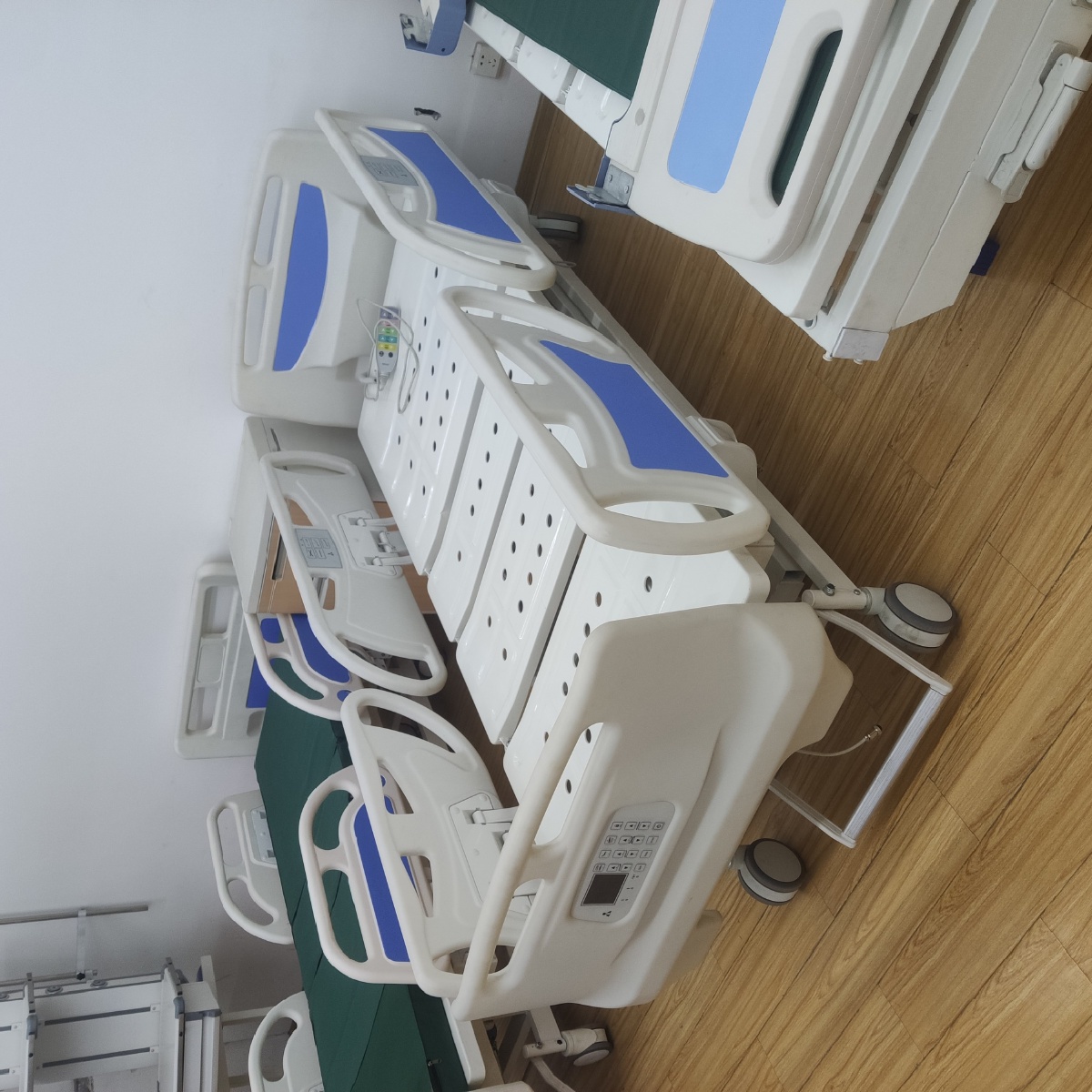 手术无影灯设备样品鉴赏,手术无影灯,电动手术床,妇科产床,病床,医用