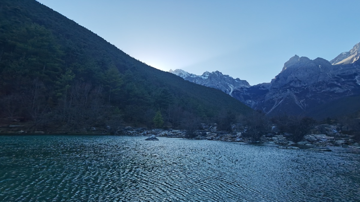 湖泊宁静祥和蓝天碧水身临其境蓝色湖泊