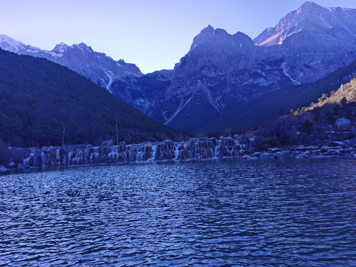 湖泊宁静祥和蓝天碧水身临其境蓝色湖泊