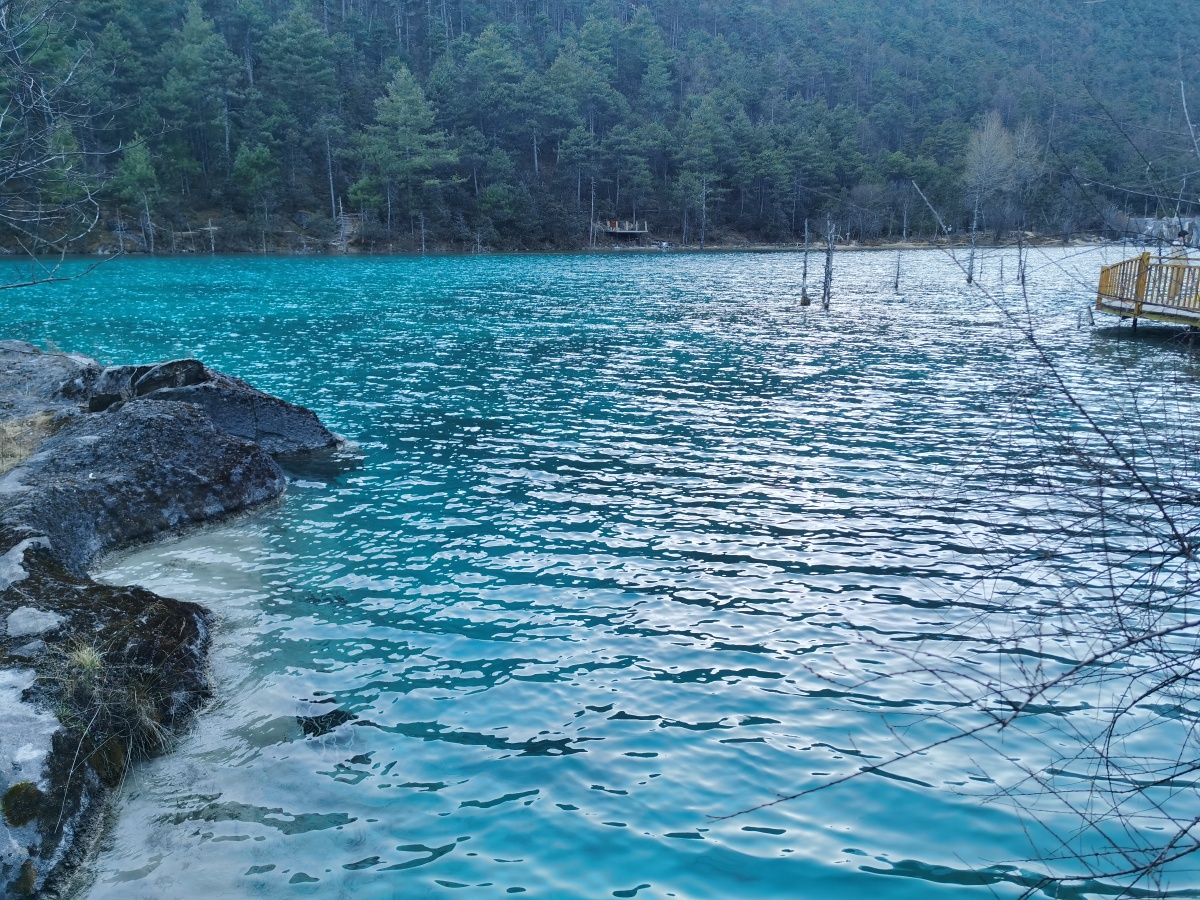 湖泊宁静祥和蓝天碧水身临其境蓝色湖泊