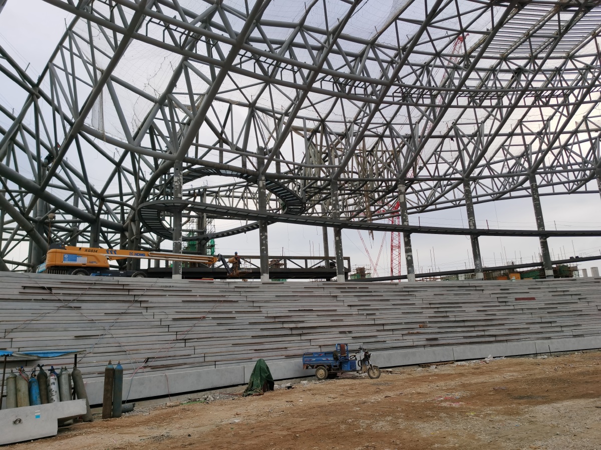 钢结构体育场馆幕墙骨架施工现场现场金属屋面工地