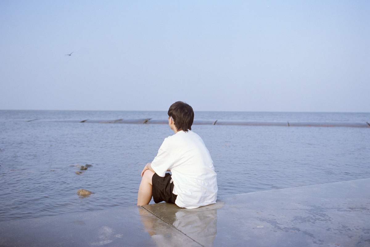 少年与海迷茫时享受迷茫孤独时享受孤独人生没有白走的路谱成曲子唱于
