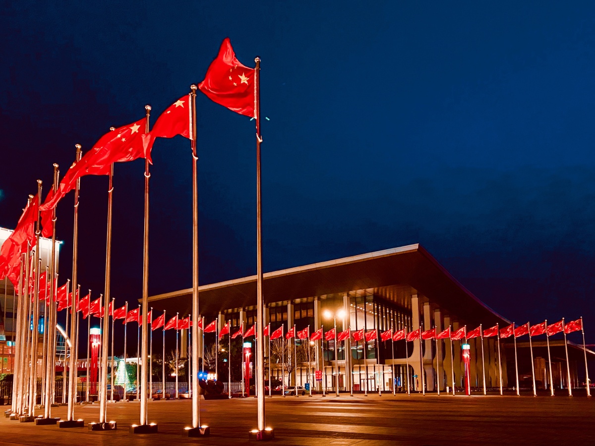 五星红旗迎风飘扬