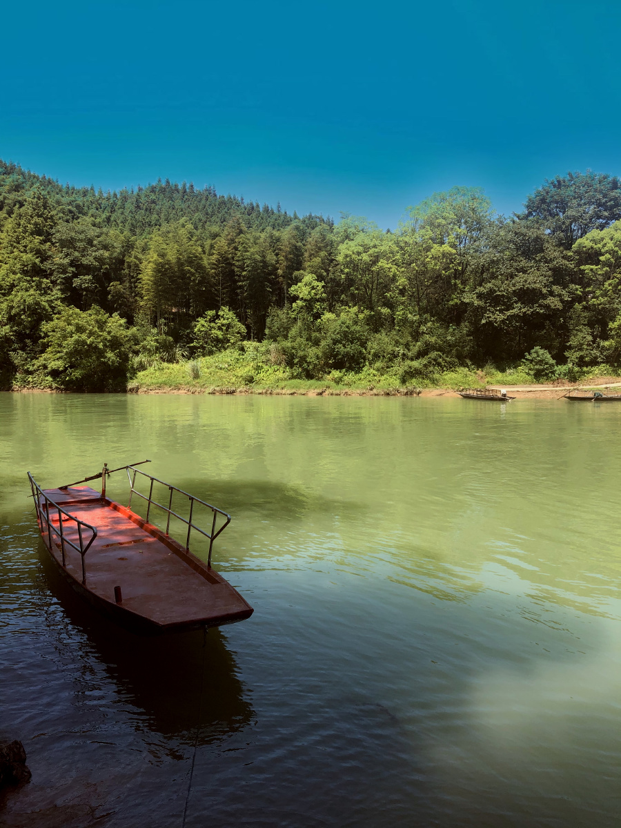 家乡的小河静静的小船就这样定格成一幅美好的画卷