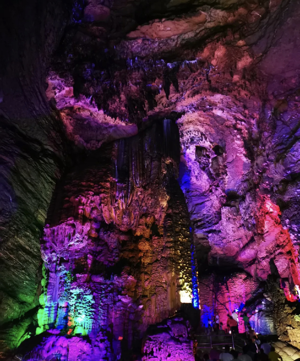 紫霞岩,又名重华岩,紫虚洞,是地下大型溶洞,因洞内景观奇特,曾被地理
