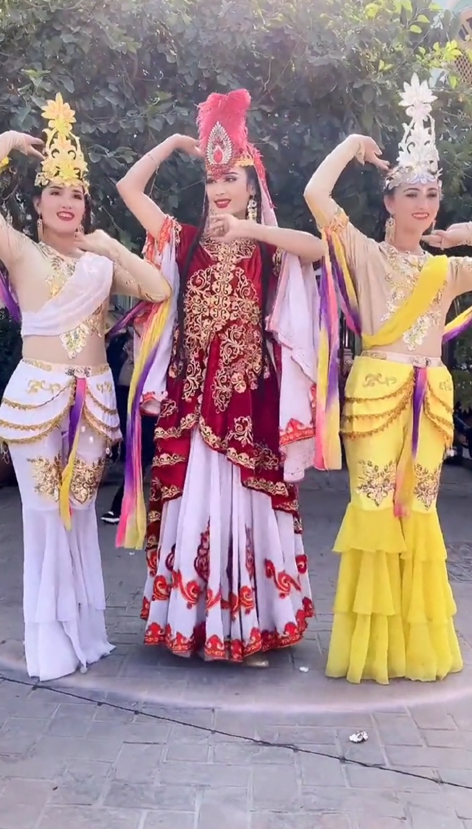 美女瀑布歌舞佛门弟子