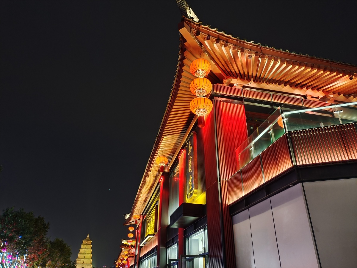 西安大雁塔大唐不夜城的人来人往