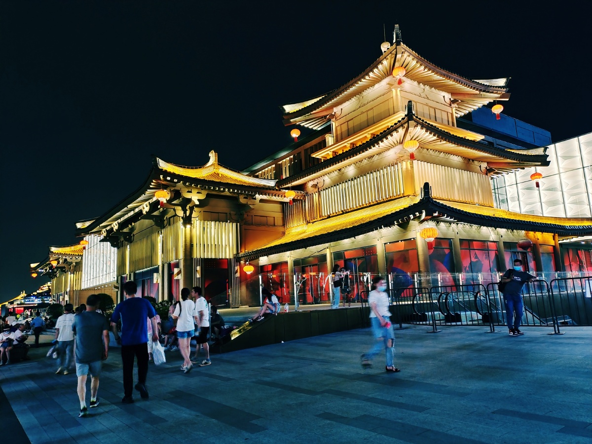 西安大雁塔大唐不夜城的人来人往