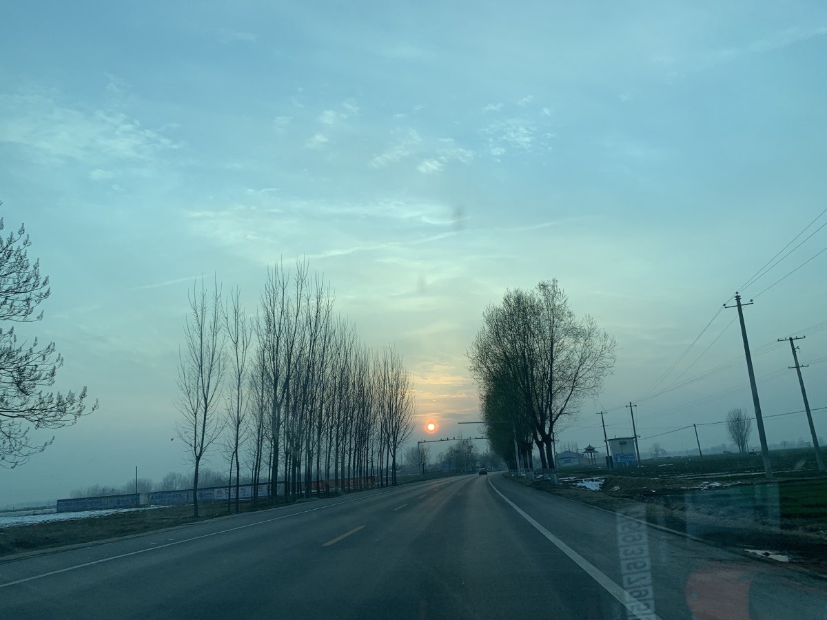 回家路上,透过车窗拍的黄昏