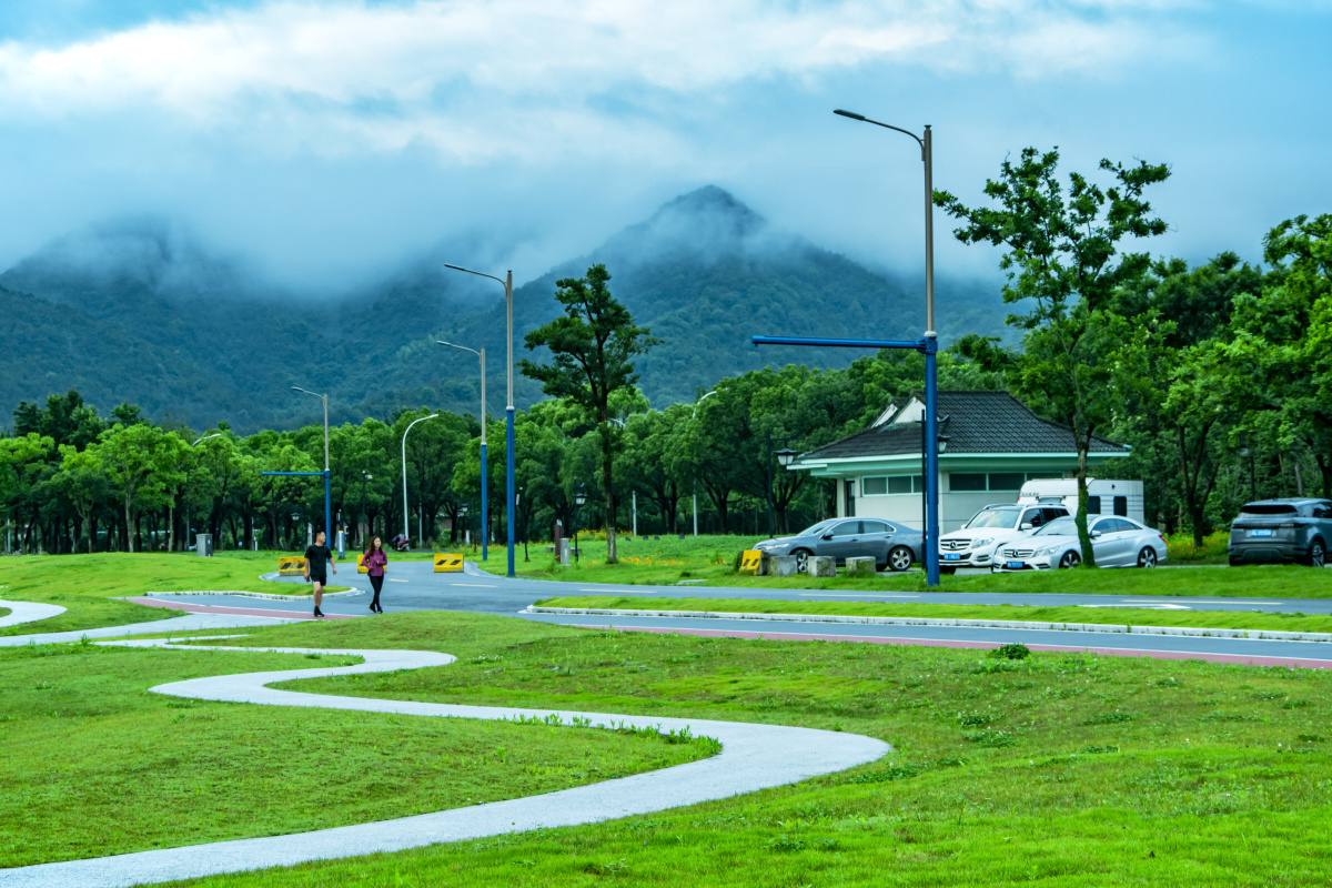 早晨,一对情侣在风景如画的钱湖景区里跑步!
