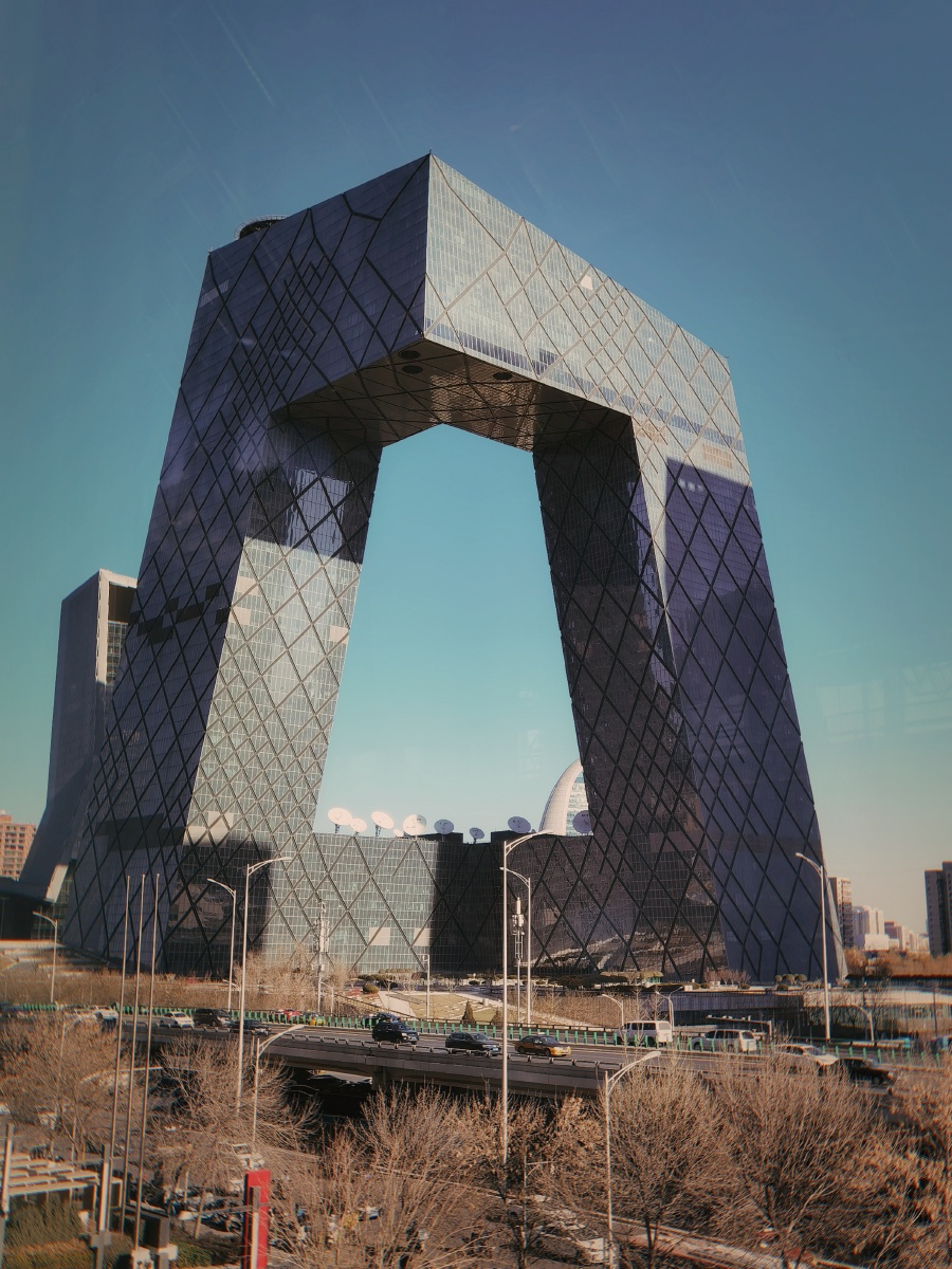 北京地标大裤衩和在北京天桥上看到的来往车辆