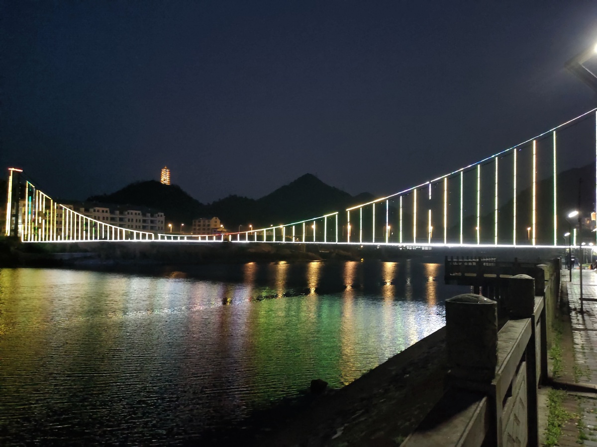 东江吊桥夜景