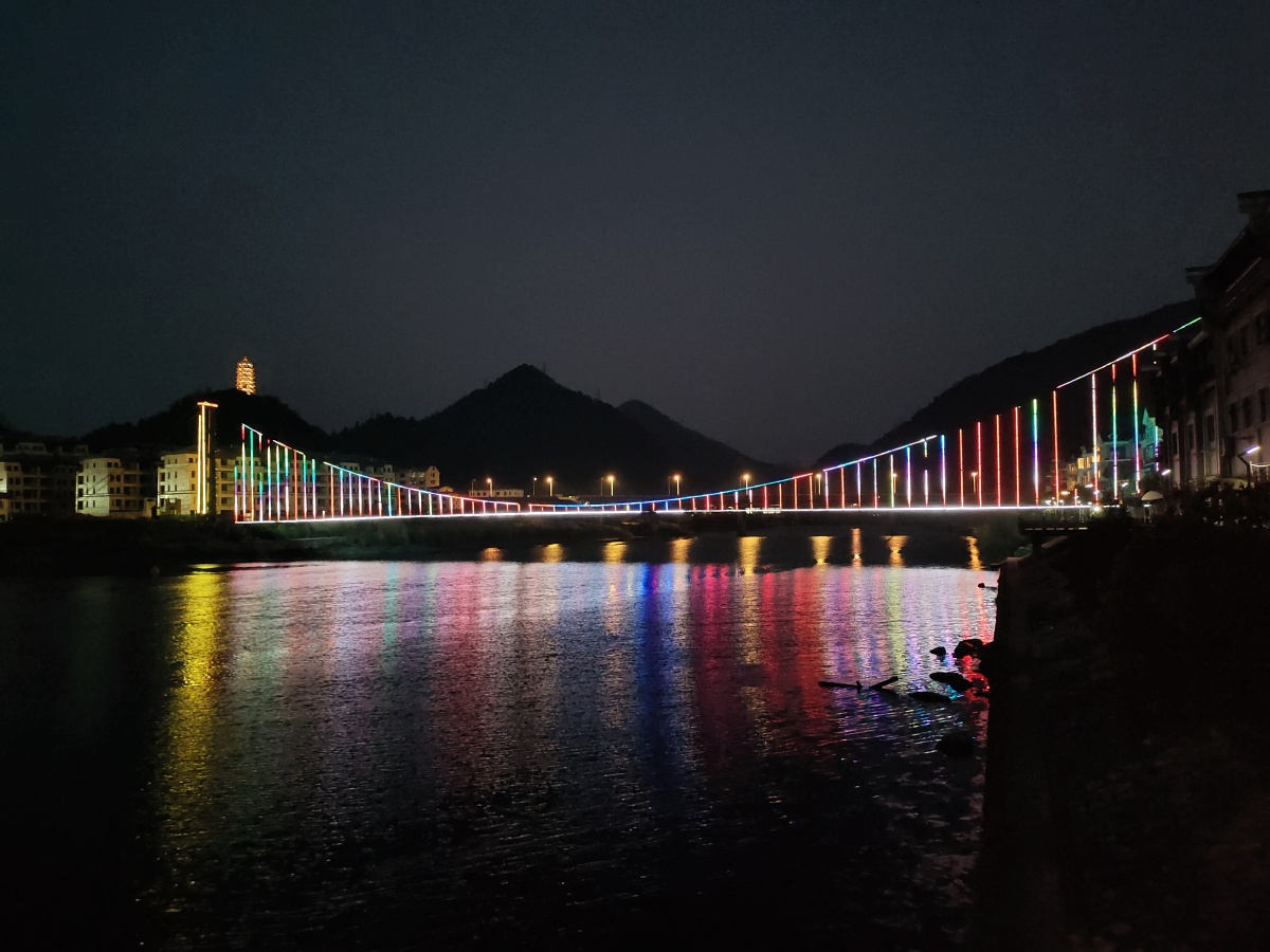 东江吊桥夜景