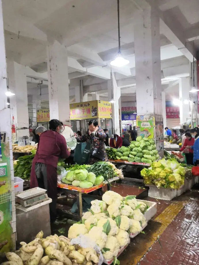 热闹的菜市场,买菜的人们