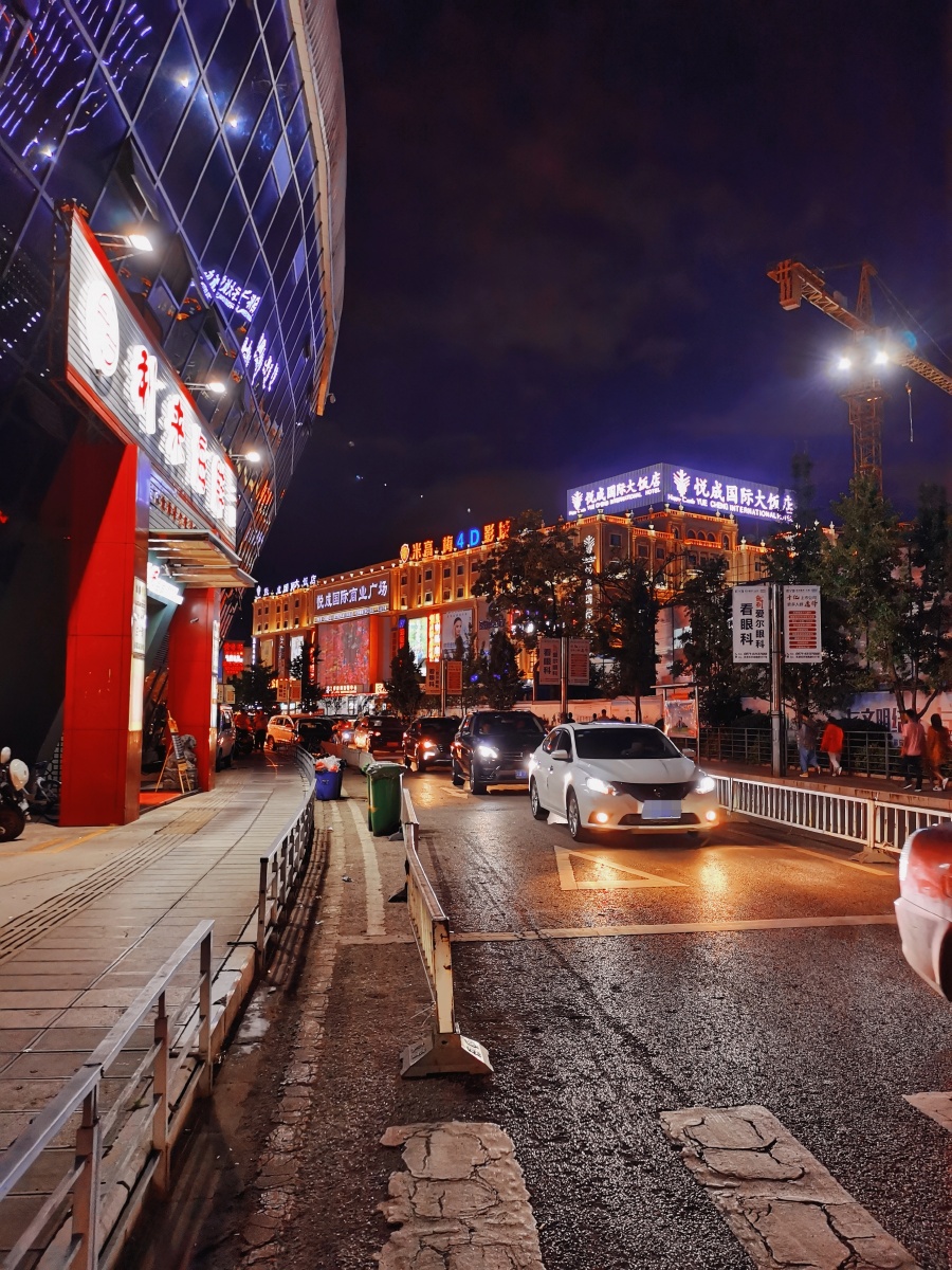 夜景很美很喧闹