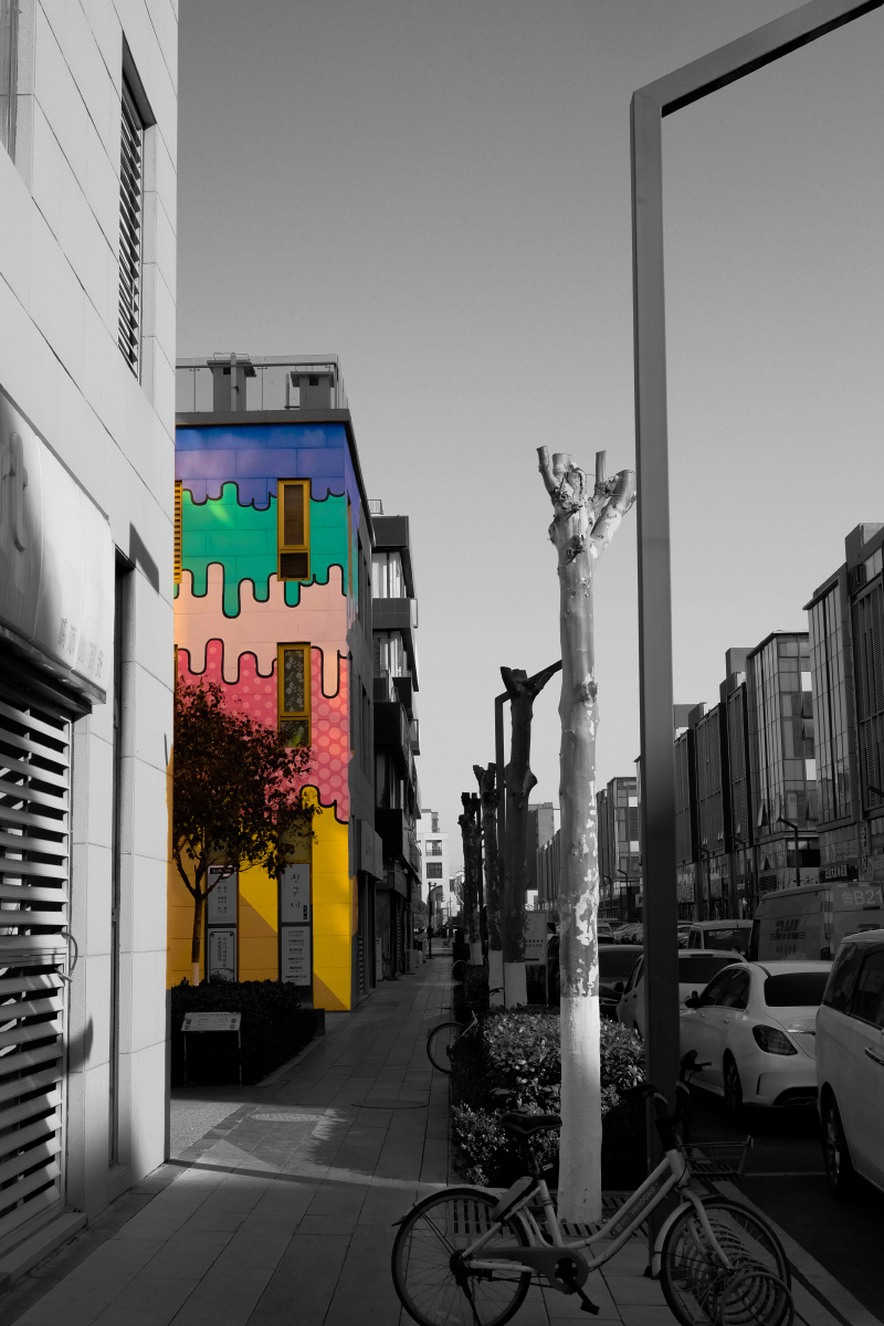 古老的房子街道和现代的色彩活力在青岛可以兼得