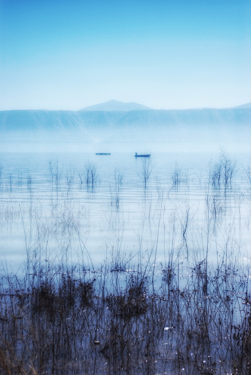 余烟袅袅江上轻舟偏偏摇晃浪花朵朵涟漪我在呆呆张望