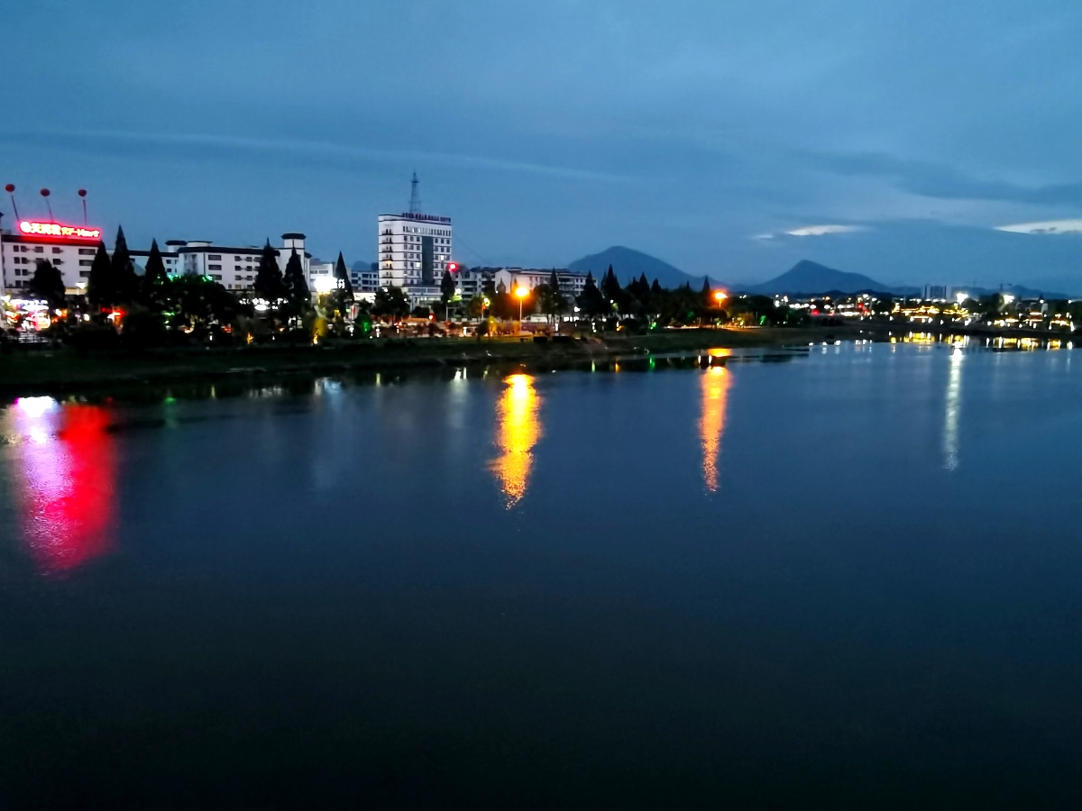 练江夜色宁静详和水天一色流光溢彩