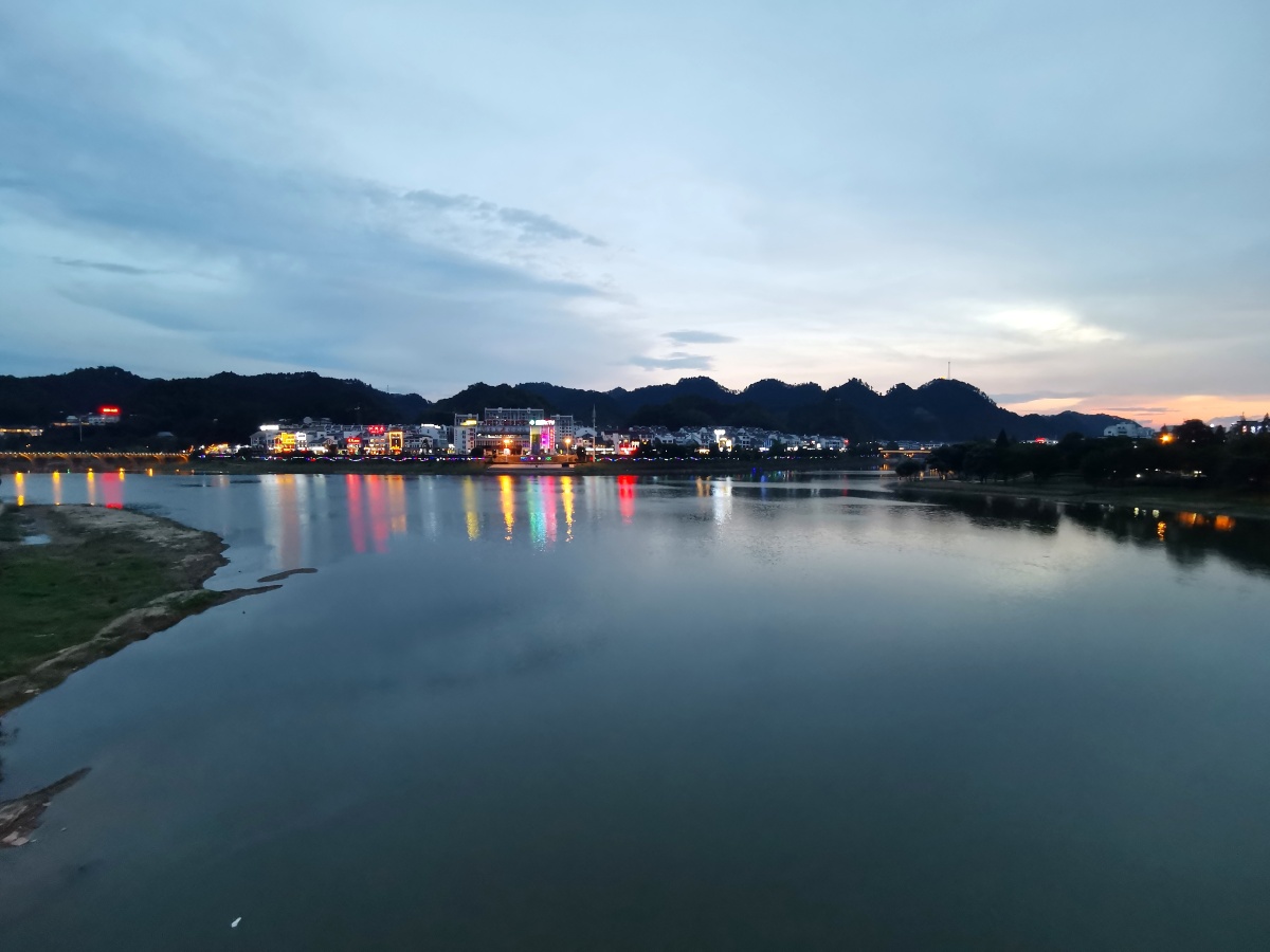 练江夜色宁静详和水天一色流光溢彩