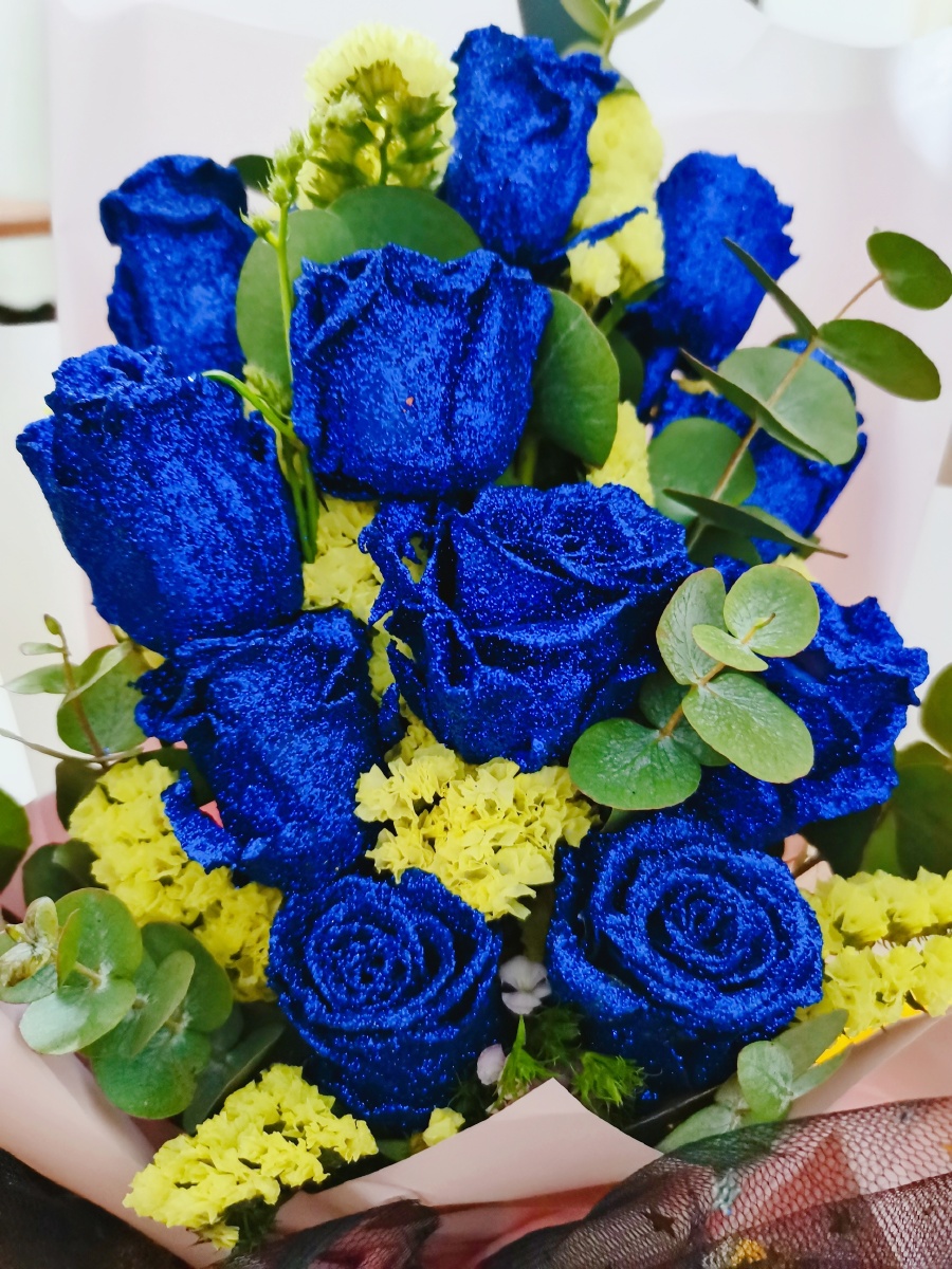 蓝玫瑰有一种超凡脱俗的美,它代表独一无二.