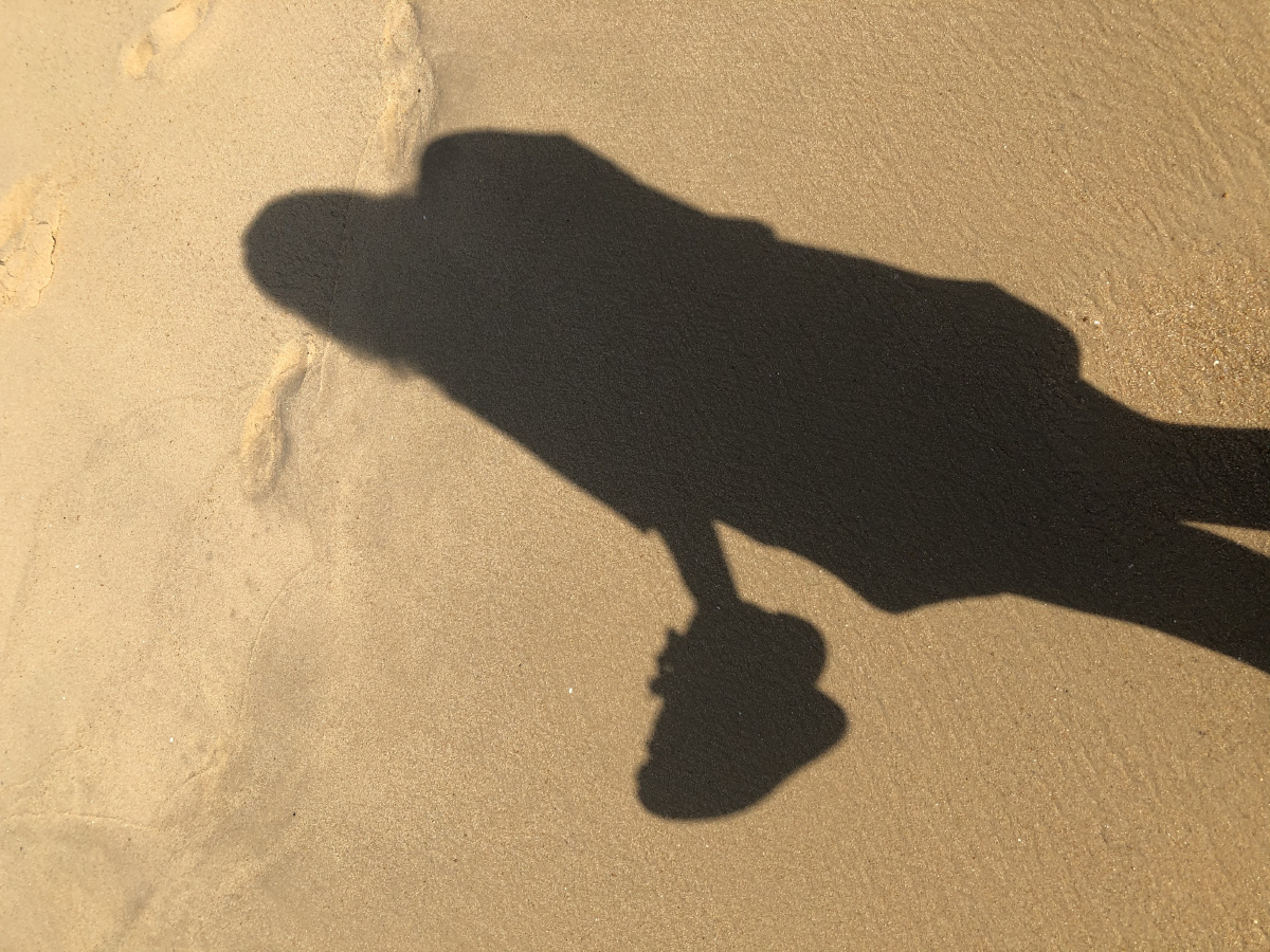 大梅沙的海边沙滩和影子