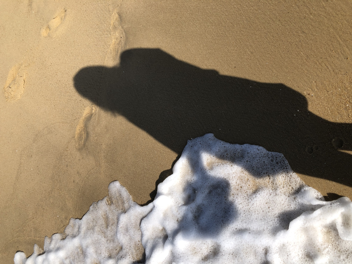 大梅沙的海边沙滩和影子