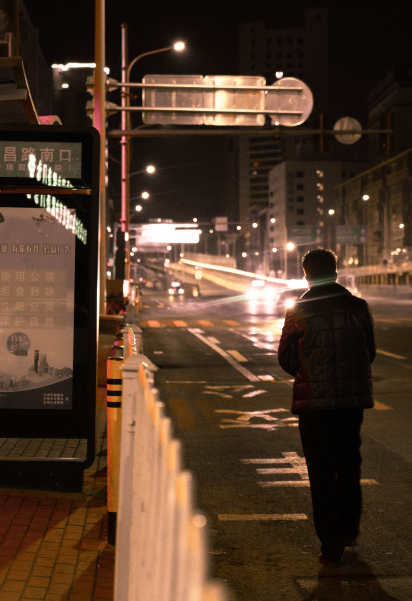 城市夜晚回家的人