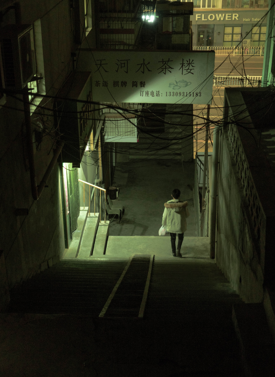 城市夜晚回家的人