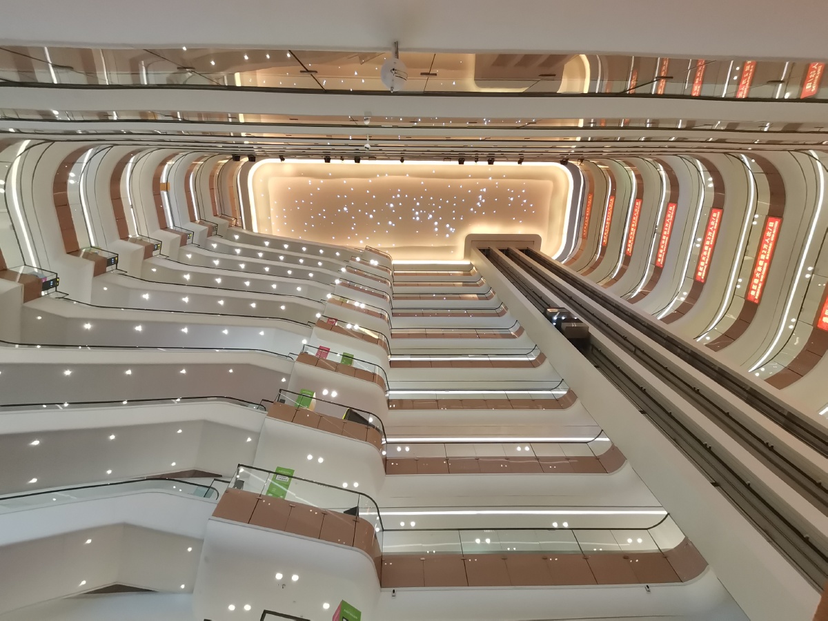 空间之美3月7日在中山古镇华艺广场内拍摄的楼层