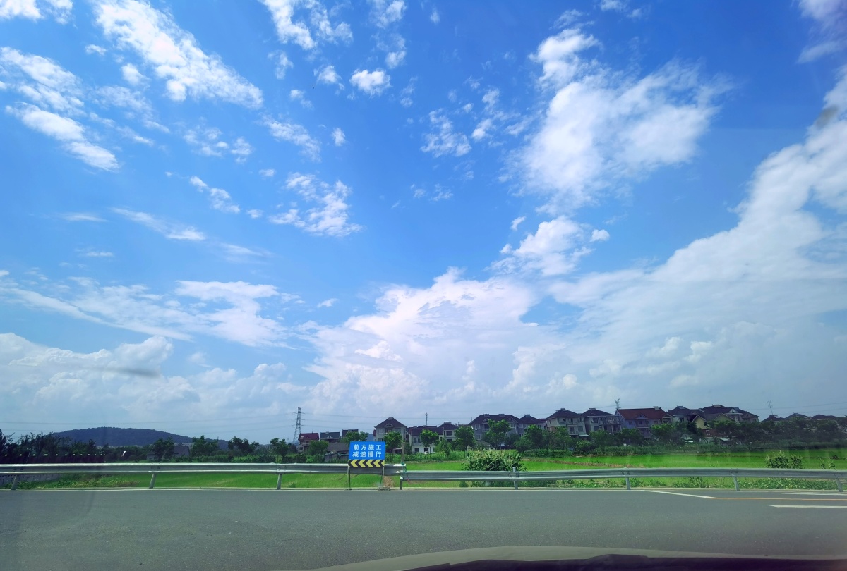 夏日清晨蓝天白云