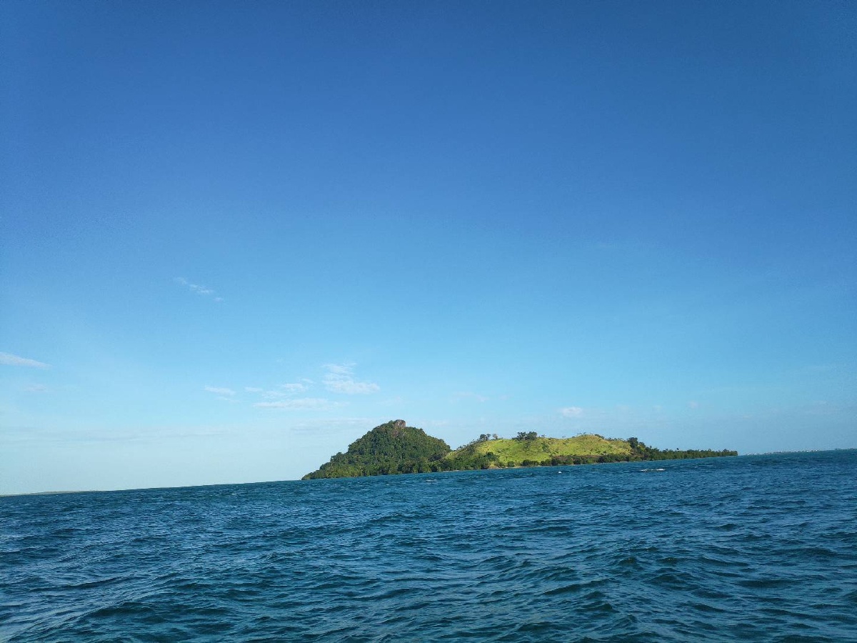 茫茫大海中孤独的小岛屿