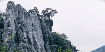 913858
