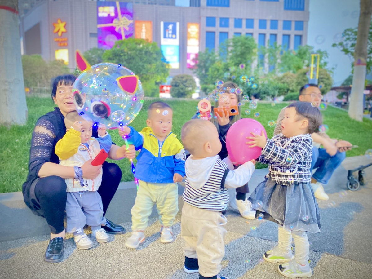 街头随拍一个气球一个泡泡机小朋友就玩的超级开心