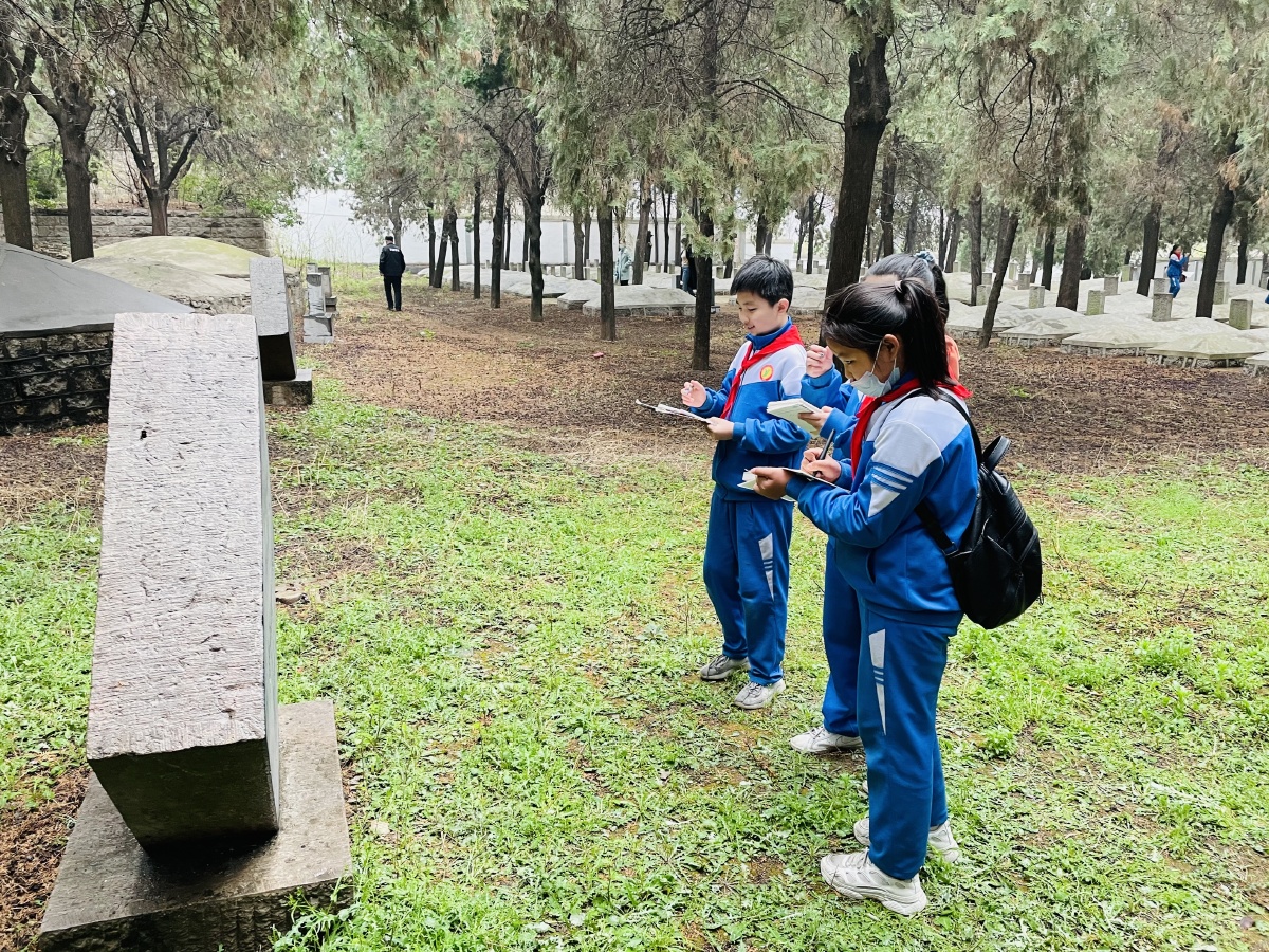清明节扫墓认真记录英雄事迹的学生 - hailey608 - 图虫