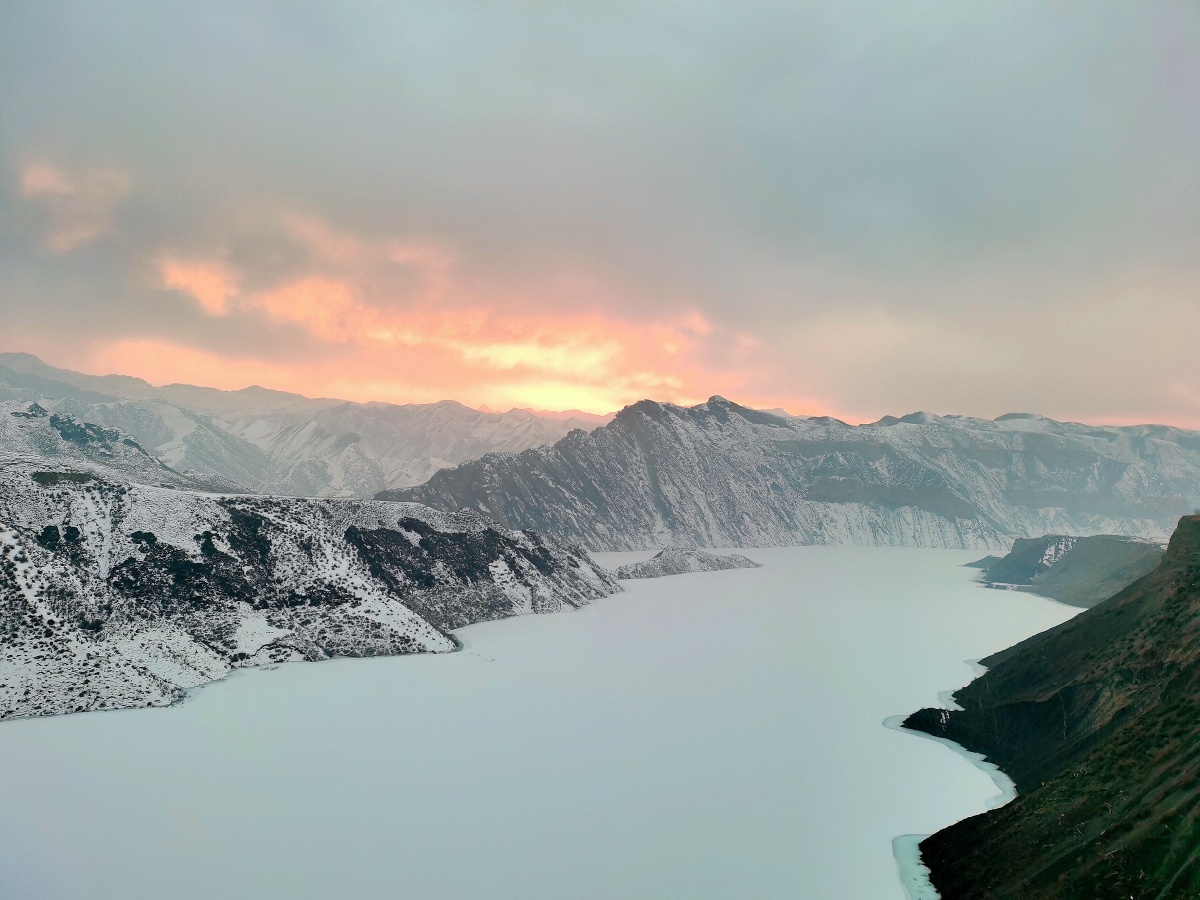 新疆昌吉玛纳斯雪后的肯斯瓦特水库犹如一幅壮丽的山水泼墨画