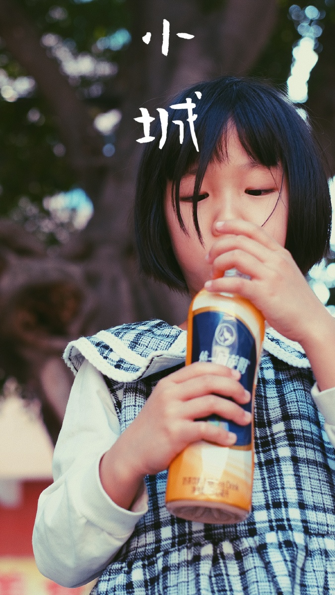 喝奶茶的小女孩