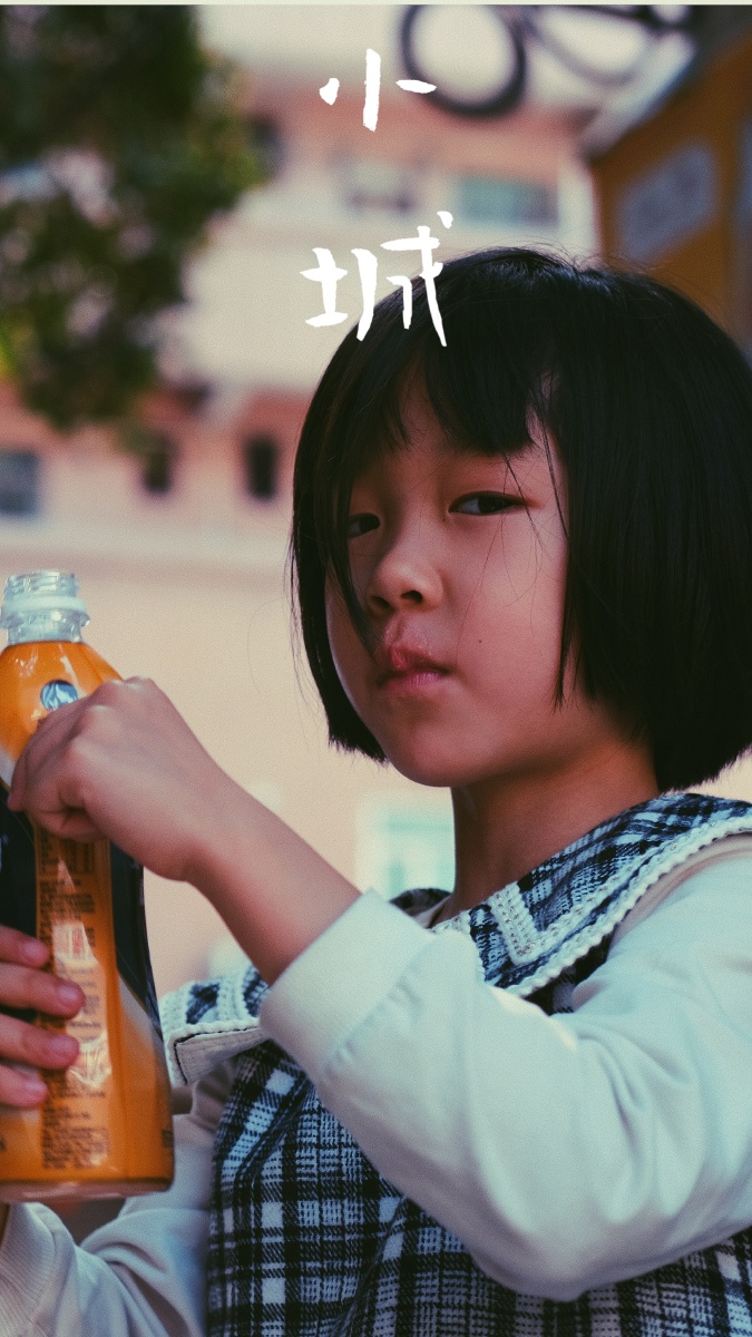 喝奶茶的小女孩