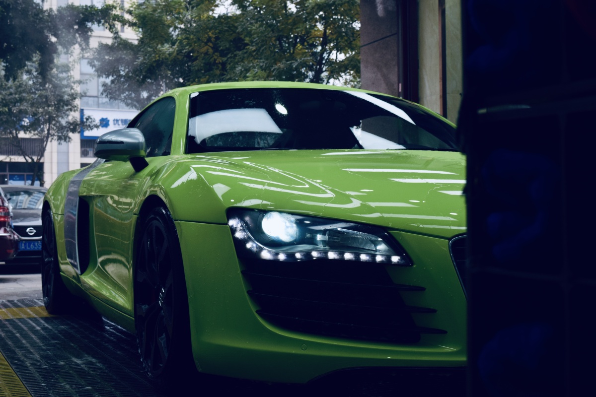 青绿色的奥迪r8