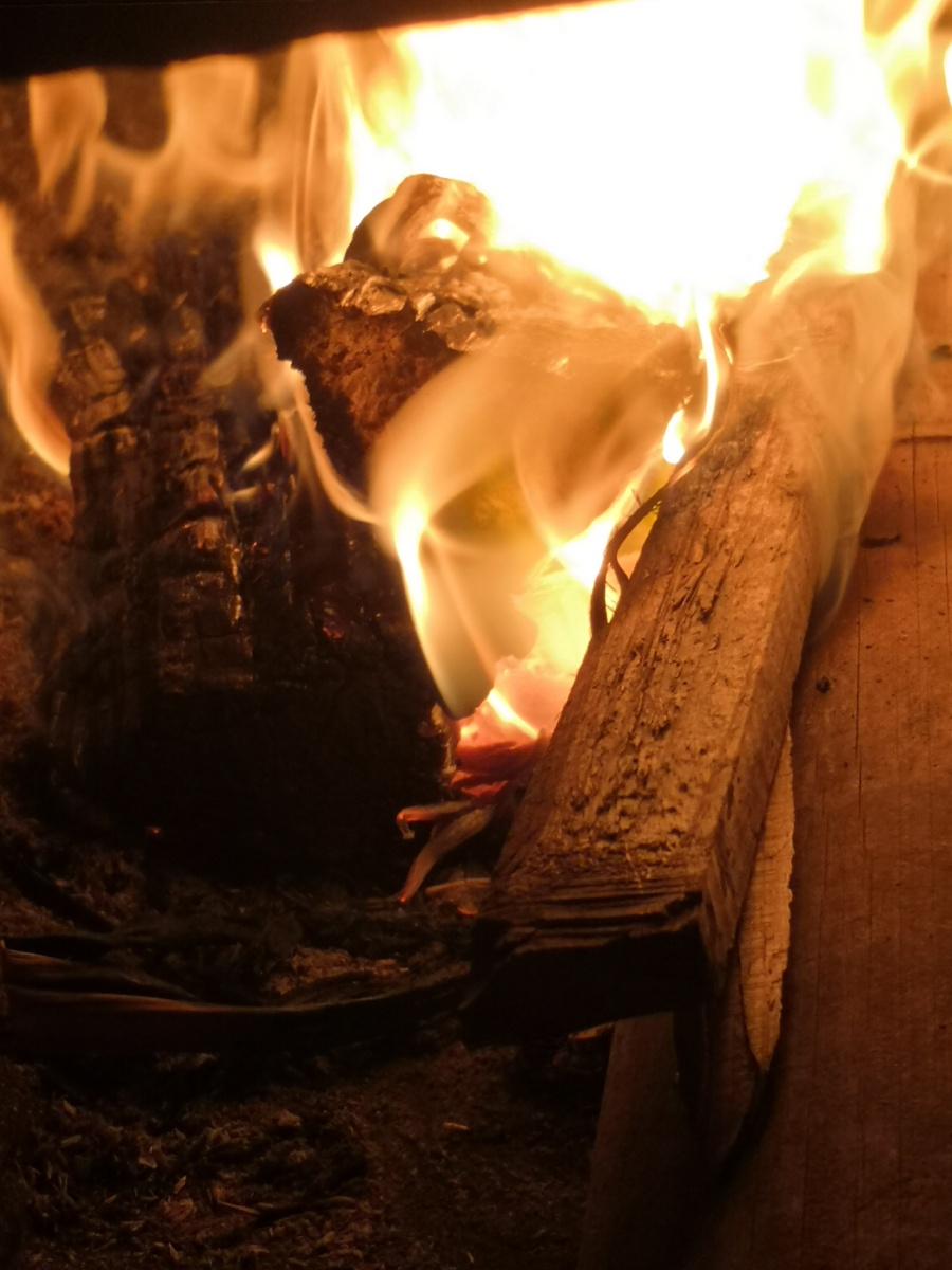 土灶里的柴火,柴火烧的火焰?