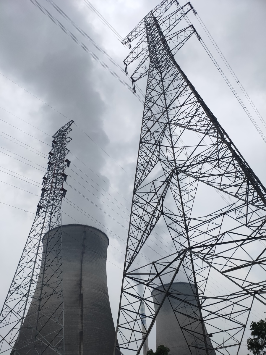高压电线塔和巨大的冷却水塔