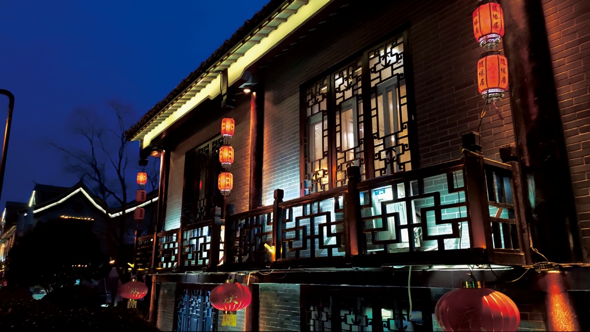 清夜无尘流月色,小阁灯火透窗明.