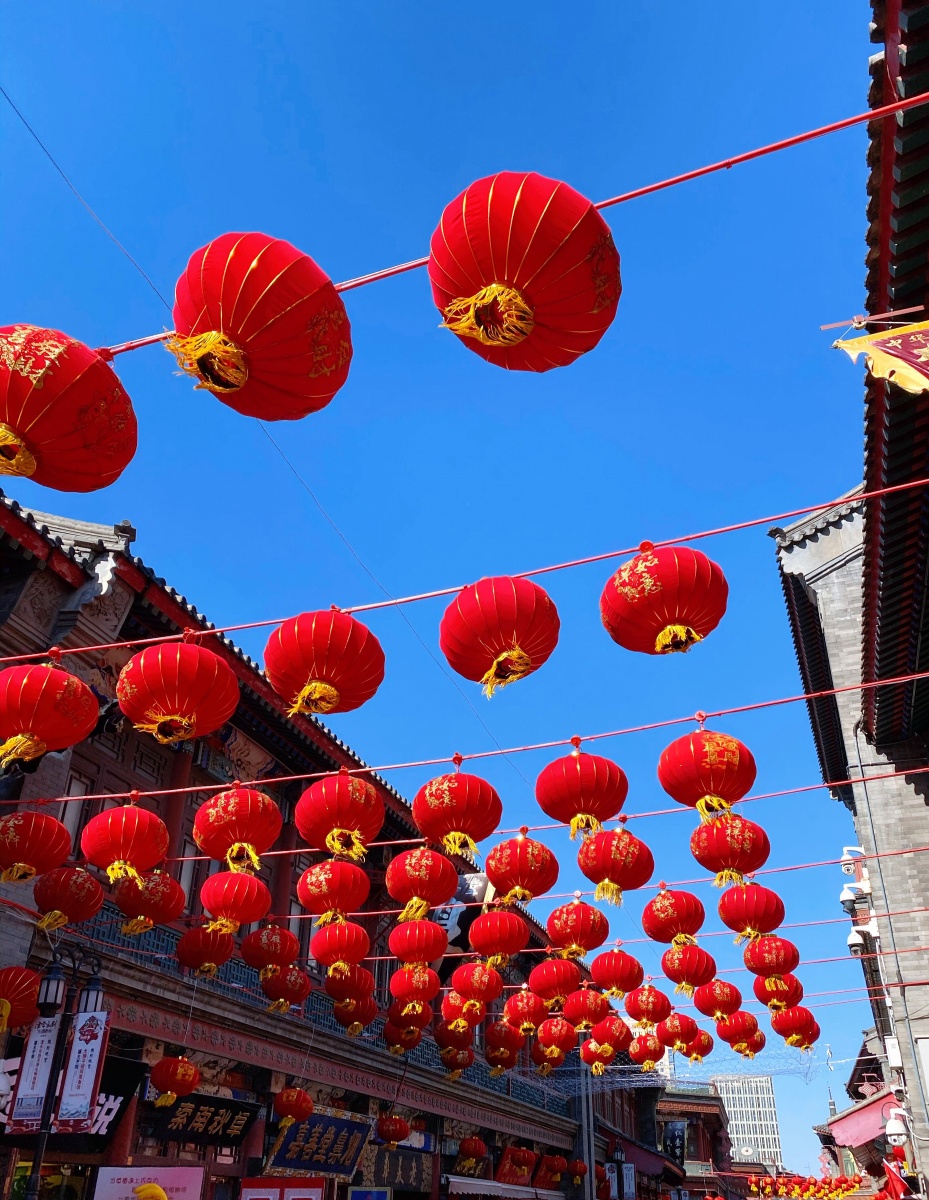 天津古文化街大红灯笼高高挂过年气氛浓厚