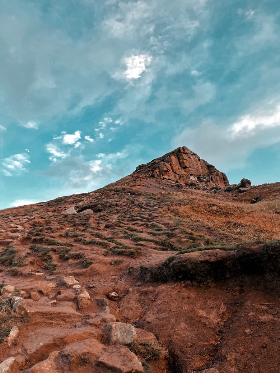 同一座山的远观近景