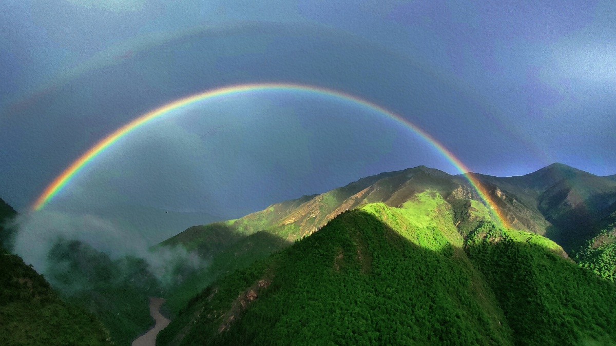 雨后彩虹夕阳下